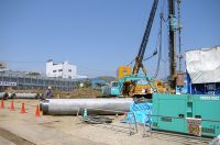 「杭穴に落ちた新人現場監督」をクローラクレーンで救出する画期的な方法