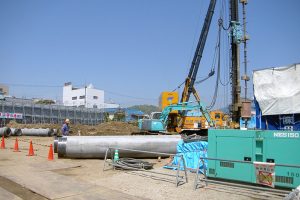 「杭穴に落ちた新人現場監督」をクローラクレーンで救出する画期的な方法