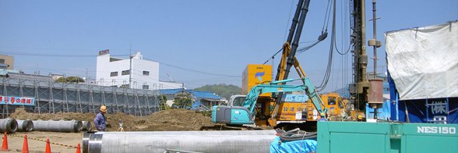 「杭穴に落ちた新人現場監督」をクローラクレーンで救出する画期的な方法