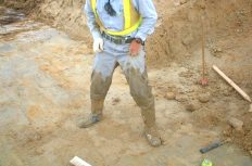 足元注意!落下して「笑い」をとるのは、現場監督の役割ではない