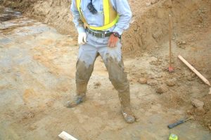 足元注意！落下して「笑い」をとるのは、現場監督の役割ではない