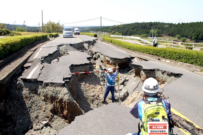 熊本地震での四国地方整備局TEC-FORCEによる復旧支援の様子　(写真提供：国土交通省四国地方整備局)