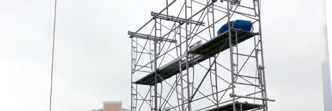 「足場も組めないし、高所作業車も入れない！」難攻不落の解体現場をいかに攻略すべきか？