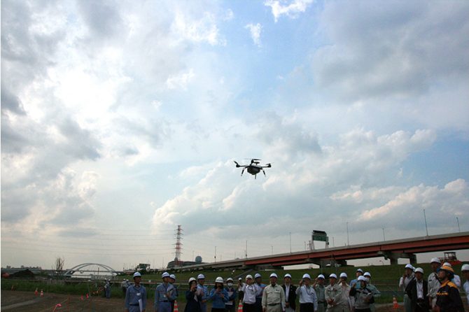 空に舞い上がるドローン