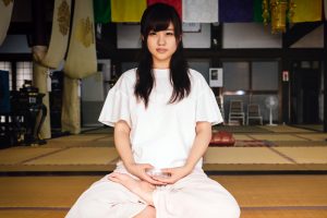 股間を握ってくる女、時限爆弾、手配師…「怪しい夜の寺院」で現場管理