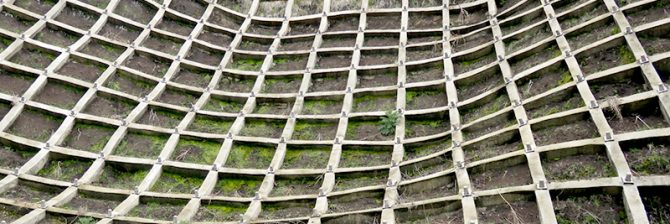 現場管理者は浦島太郎。14年ぶりの法面工事で、ロープ高所作業も足場解体もできず…