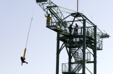 ステージからバンジー!? 事故一歩手前だった3つの事例