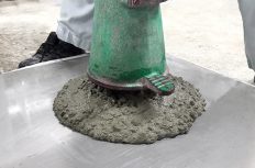 普通の生コンよりも面倒?「高流動コンクリート」の時代がやって来る