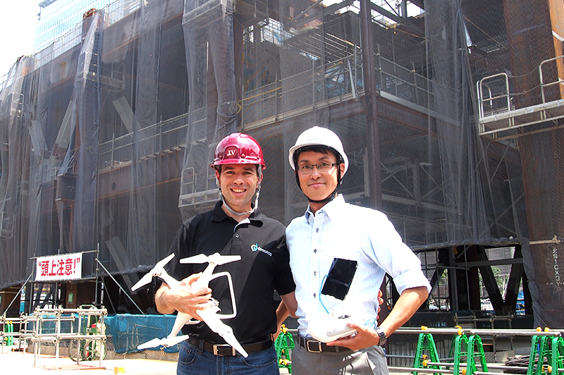 ドロノミー社のオリ・アフェックCEO(左)と能登谷主事 (写真提供:三井不動産)