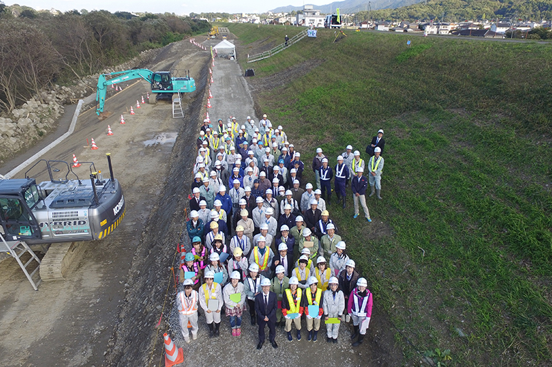 株式会社福井組が施工する川島漏水工事現場での合同訓練での集合写真。ICT活用工事の現場説明会も行われた。なでしこBCから総勢100名あまりが参加した。(画像提供/株式会社井上組)