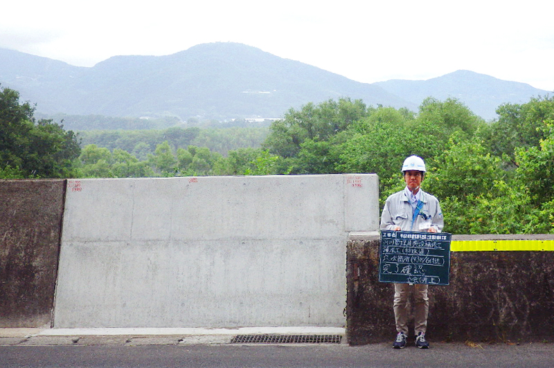 安達さんが現場監督を務めた河川護岸工事でのパラペット擁壁の現場（施工後）
