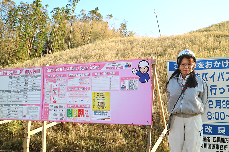 橋本さんのアイデアで、工事の看板は「女性らしく」ピンクに。