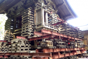 絶滅寸前の危険な技術、歪んだ家を直す「家起こし」とは？