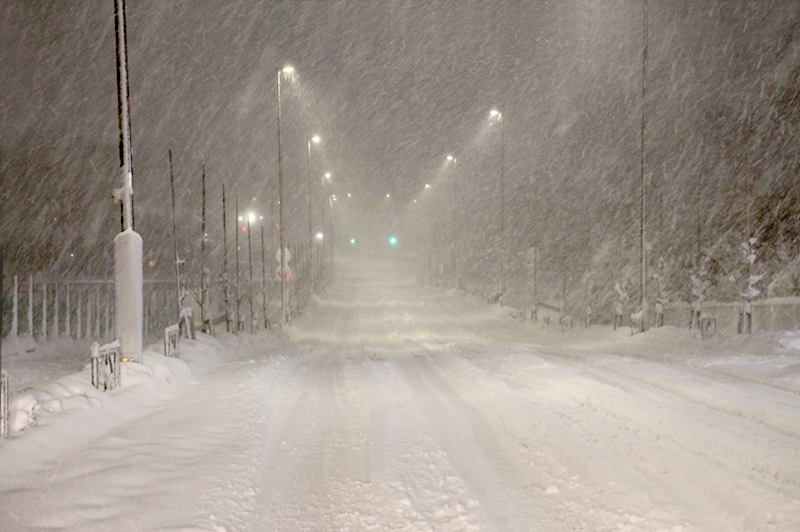 深夜、雪が降り積った除雪前の道路