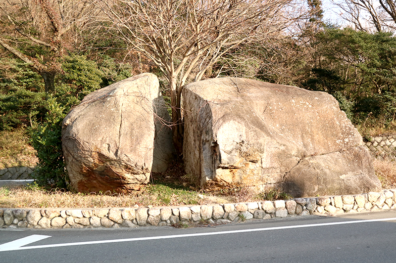 人が近寄ってはいけない岩？