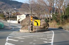 工事関係者42名が死亡。県道に鎮座する不思議な「岩の割れ目」の正体とは？