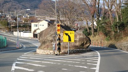 工事関係者42名が死亡 県道に鎮座する不思議な 岩の割れ目 の正体とは 施工の神様