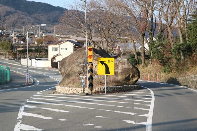 工事関係者42名が死亡。県道に鎮座する不思議な「岩の割れ目」の正体とは？