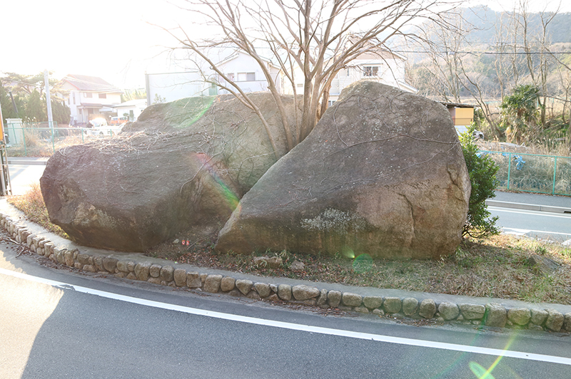 岩の割れ目には、現状、誰でも入れる。非常に危険な状態だ。