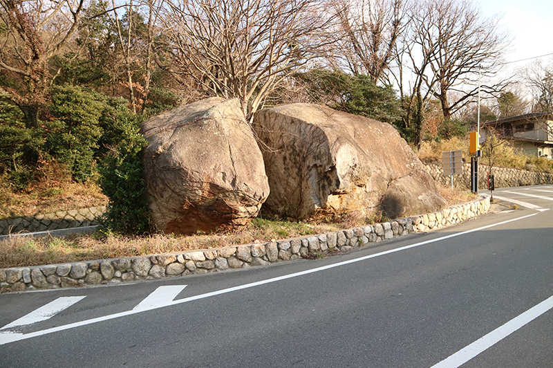 岩の割れ目には、現状、誰でも入れる。非常に危険な状態だ。