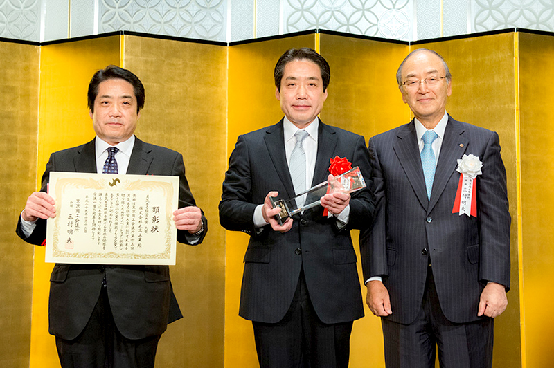 左から順に髙木専務、髙木社長、東京商工会議所の三村明夫会頭