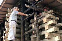 芸能人(アイドル)が工事現場にやってきた!「築220年以上の古民家」を動かすのが“軽い”ワケとは?