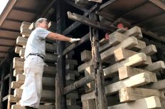 芸能人（アイドル）が工事現場にやってきた！「築220年以上の古民家」を動かすのが“軽い”ワケとは？