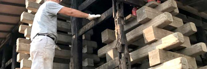 芸能人（アイドル）が工事現場にやってきた！「築220年以上の古民家」を動かすのが“軽い”ワケとは？