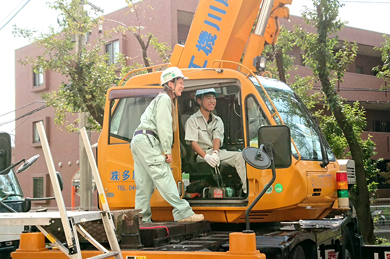 向の岡工業高校での出前授業の様子　（協力：クレーン協会・株式会社多摩川機工・神奈川建設重機協同組合）