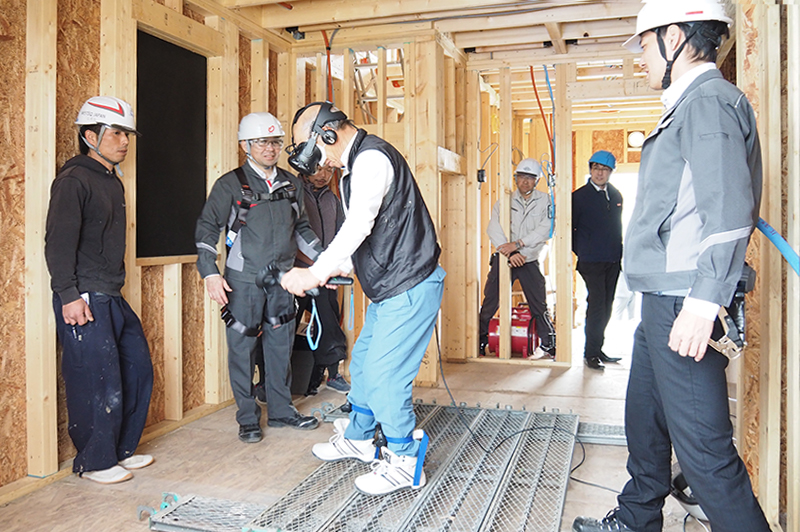 埼玉県で実施した現場体験型研修でVRによる墜落転落を疑似体験