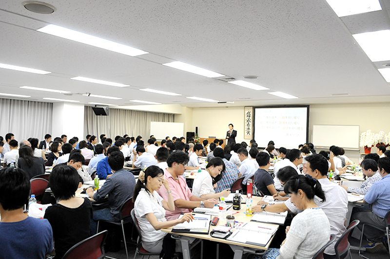 青木社長の講座の様子(写真提供:アチーブメント株式会社)