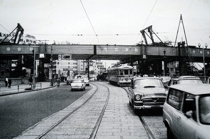 1963年、架設中の高速日本橋（著者蔵）