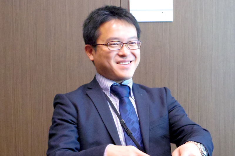 綿鍋宏和さん 総合企画部 経営企画グループ マネージャー ファンタジー営業部初期から部員の一人。事務系職で入社し、財務部、建築現場、土木現場を数年経験し、現職に至る。