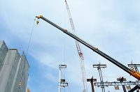 すれ違う職長たち。クレーン車を手配するのは誰?