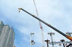 すれ違う職長たち。クレーン車を手配するのは誰?