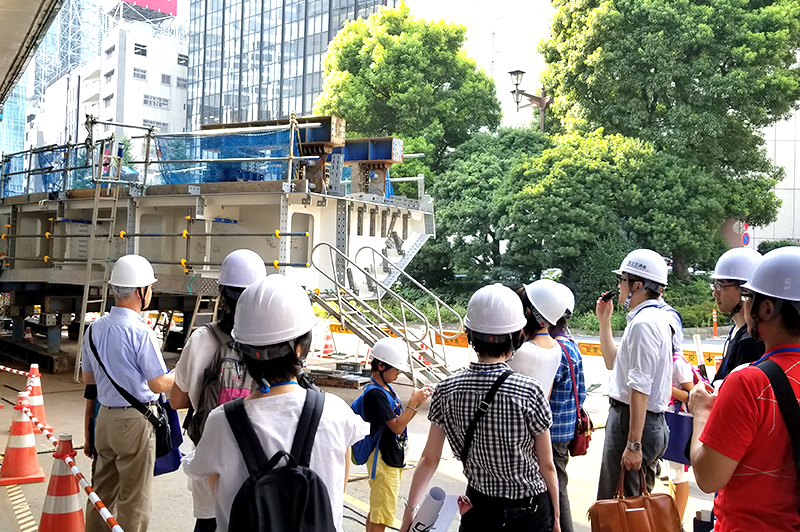 渋谷駅東口歩道橋のパーツを見学