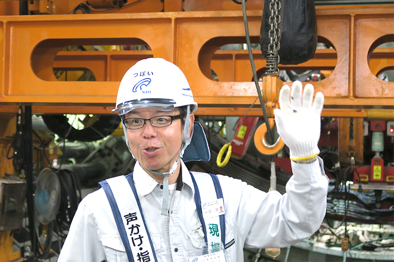 見学会で熱弁をふるう坪井所長