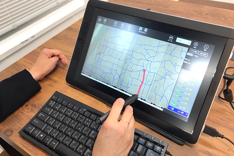 歩さんが開発したCADアプリ。画像ををなぞるだけで、橋梁の損傷箇所をCAD図面化できる（写真提供：株式会社オングリット）