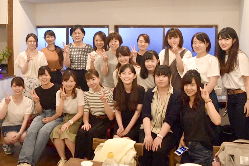 福岡市内のおしゃれなカフェで開かれた学生とサラリーマンの女性だけの交流会(鳥越璃奈さん提供)。前列右端が土井ちゃん。後列右から2人目が鳥越さん。