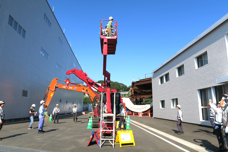 重機や高所作業車に試乗する子供たち
