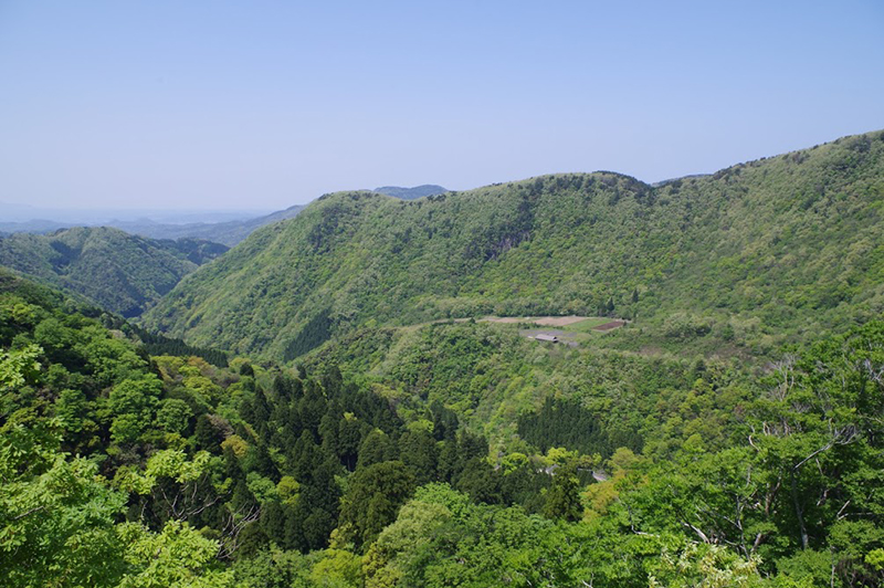 本堂と投入堂のほぼ中間地点にある文殊堂の庇（濡れ縁）からの眺望。