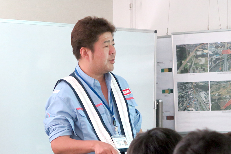 工事の進め方を説明する佐藤建設監督官