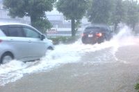 ダブルで事件!ゲリラ豪雨でプール状態、さらに道路も陥没
