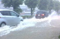 ダブルで事件！ゲリラ豪雨でプール状態、さらに道路も陥没
