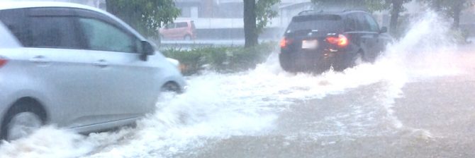 ダブルで事件！ゲリラ豪雨でプール状態、さらに道路も陥没