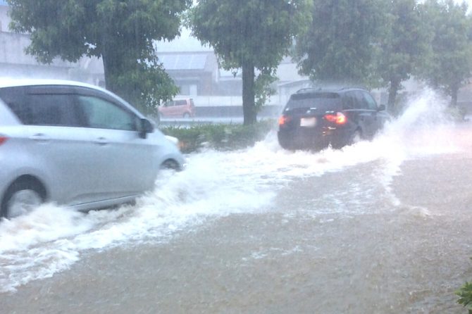 ダブルで事件！ゲリラ豪雨でプール状態、さらに道路も陥没