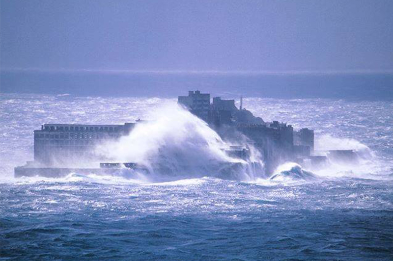 波をかぶった軍艦島(写真/柿田清英氏)