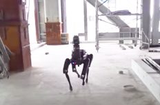 【衝撃動画】犬型ロボットが、建築現場を巡回開始!