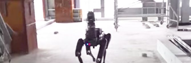 【衝撃動画】犬型ロボットが、建築現場を巡回開始！