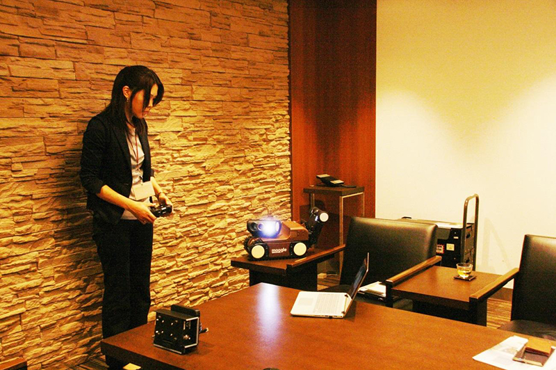 「moogle evo (モーグル エヴォ)」を操作するロボット事業推進室の大塚さん